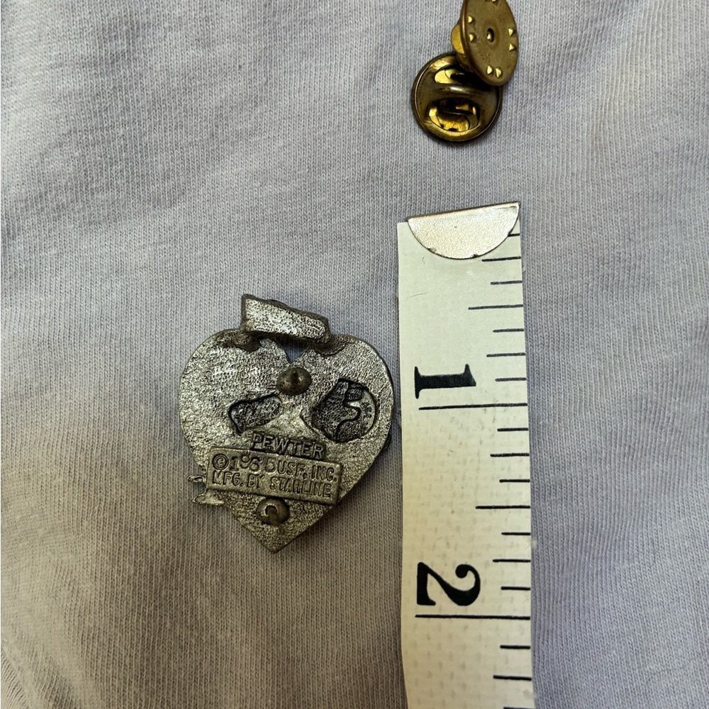 Heart-Shaped Pewter Pin starring Snoopy kissing Lucy on the nose - Picture 2 of 3